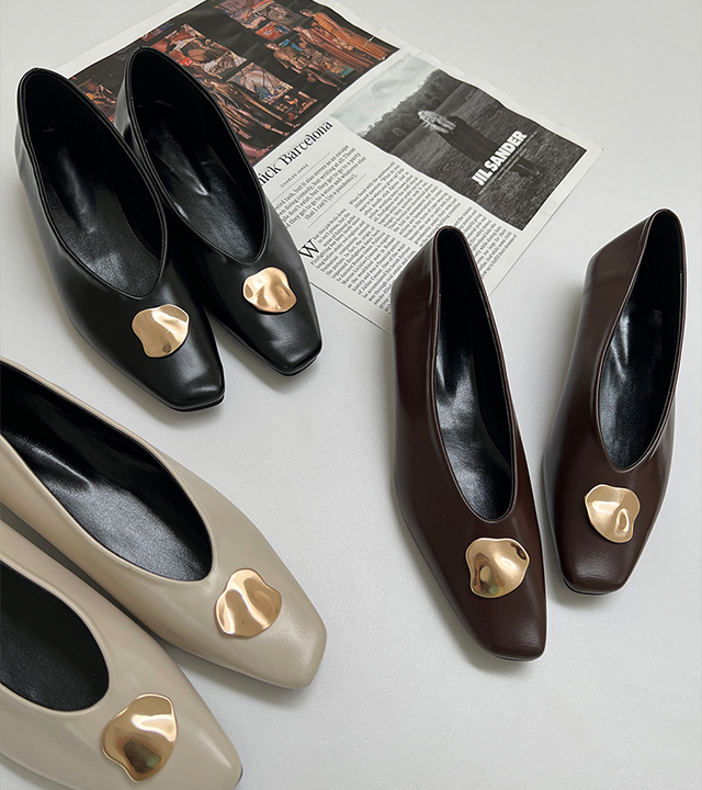 ゴールドシンボルフラットシューズ