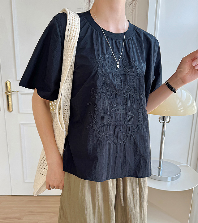 モアライト刺繍チブラウス 