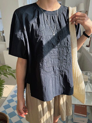 モアライト刺繍チブラウス 