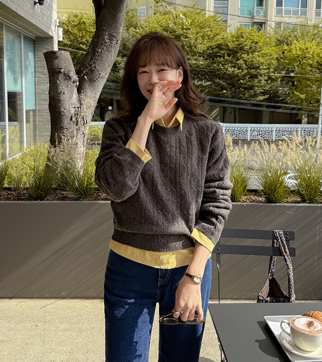 ケーブルセミクロップウールニット