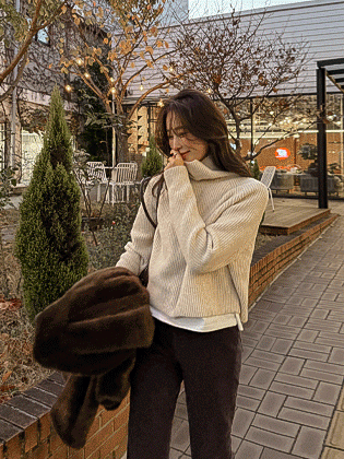 エマハイネックウールニット