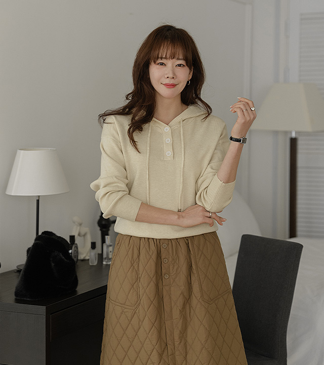 Luaボタンフード付きニット