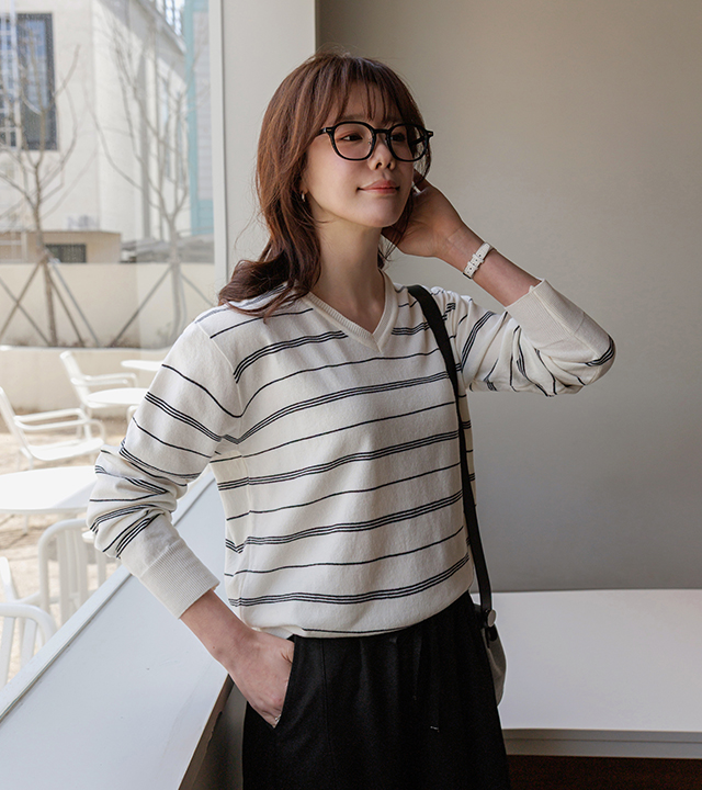 アニメストライプVネックニット